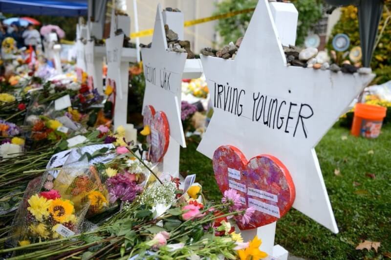 2018年在美國賓州大城匹茲堡槍擊案中殺害11名猶太教徒的男子鮑爾斯（Robert Bowers）2日被陪審團裁定死刑。圖為2018年案發後，民眾在場外獻上鮮花。（路透社）