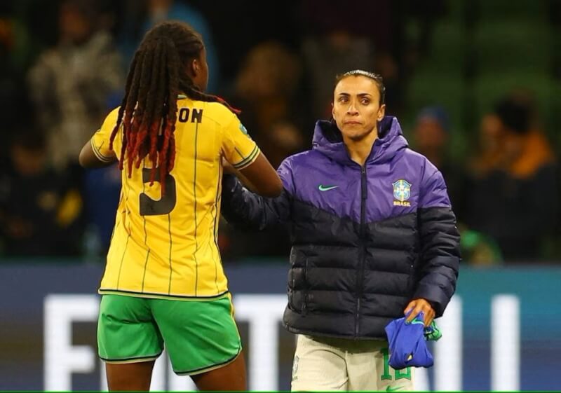 巴西女子足球史上最偉大的球員馬塔（右）2日在2023年紐澳女子世界盃參與最後一場比賽，牙買加以0比0逼和淘汰巴西，馬塔也正式告別球員生涯。（路透社）