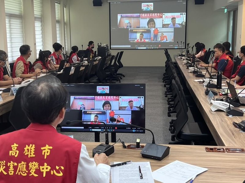 受颱風卡努影響，高雄山區4日陸續發布土石流紅、黃色警戒。高雄市政府3日晚間於水情中心成立災害應變中心三級開設。（高雄市水利局提供）中央社記者蔡孟妤傳真  112年8月4日