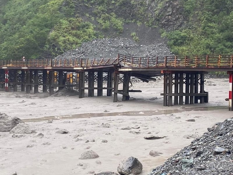 卡努颱風為高雄山區帶來強降雨，桃源區玉穗溪溪水暴漲，土石流夾帶石塊將南橫公路明霸克露橋鋼便橋沖毀。（高雄市原民會提供）中央社記者蔡孟妤傳真 112年8月4日