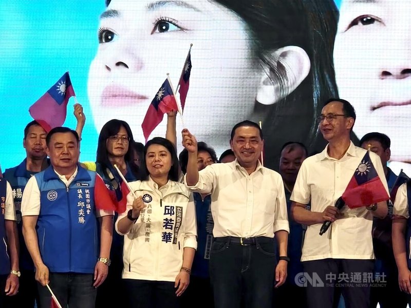 國民黨總統參選人侯友宜（前右2）、黨主席朱立倫（前右1）4日上午出席桃園市立委參選人邱若華（前左2）婦女後援會成立大會。中央社記者葉臻攝  112年8月4日