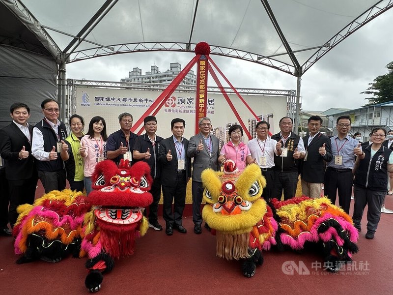 國家住宅及都市更新中心4日舉行台中市潭子區「頭家安居」社會住宅開工典禮，內政部次長花敬群（左8）、國民黨立委楊瓊瓔（右6）等人出席，祈求工程圓滿順利。中央社記者趙麗妍攝  112年8月4日