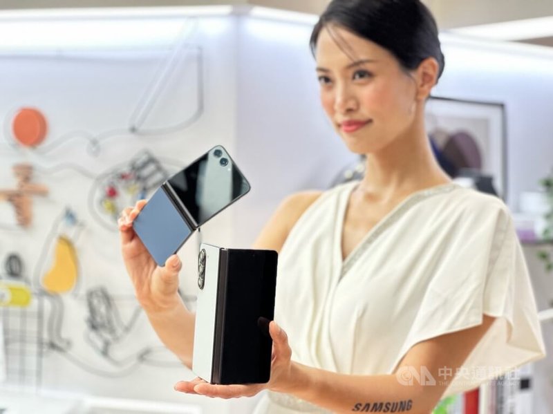 三星第5代摺疊手機Galaxy Z Fold5、Z Flip5於4日在台灣開放預購，台灣三星預估未來整體銷量將比前一代成長20%。中央社記者吳家豪攝 112年8月4日
