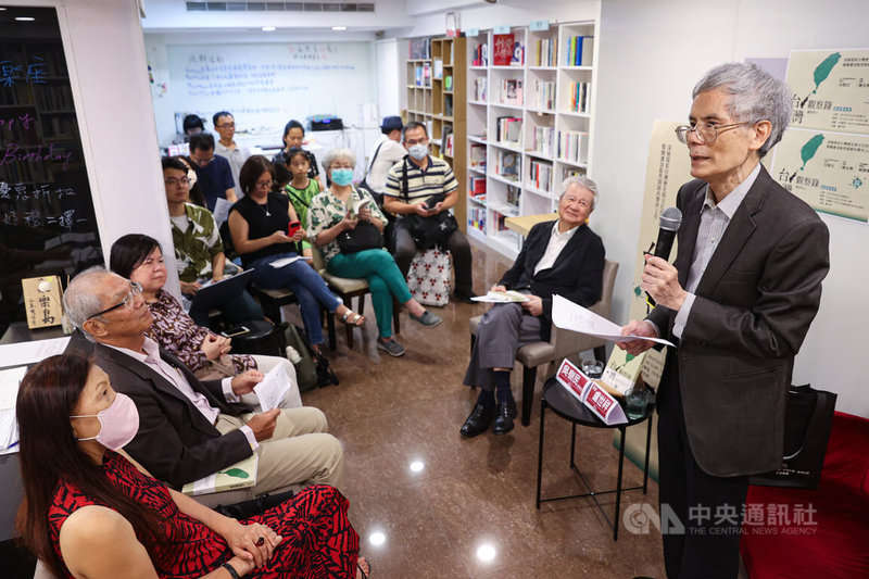 資深新聞工作者盧世祥（右）4日在永樂座書店舉行「台灣觀察錄」新書發表會，向現場眾人分享書寫心得。中央社記者鄭清元攝  112年8月4日