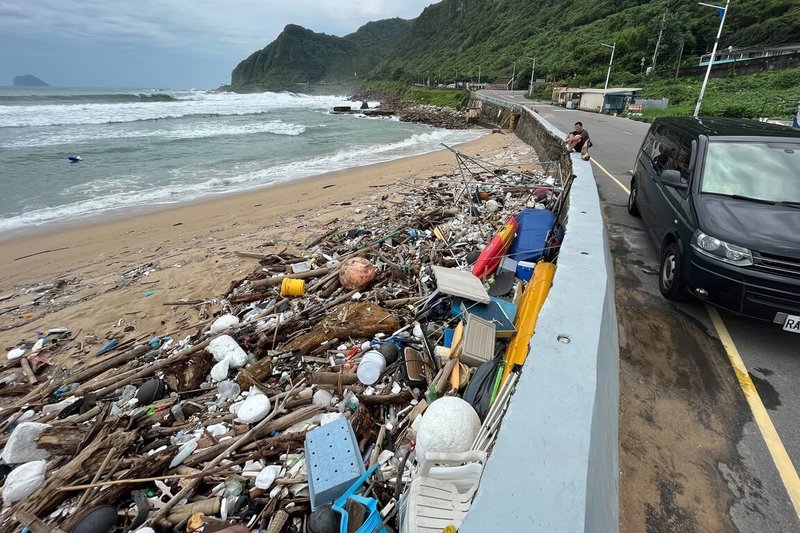 颱風「卡努」已遠離，但受到外圍環流以及大潮影響，基隆市大武崙沙灘4日堆滿浮木、海廢及浮石，環保局初估有60公噸垃圾，約11日才能清理完畢。（基隆市政府環保局提供）中央社記者沈如峰基隆傳真  112年8月4日