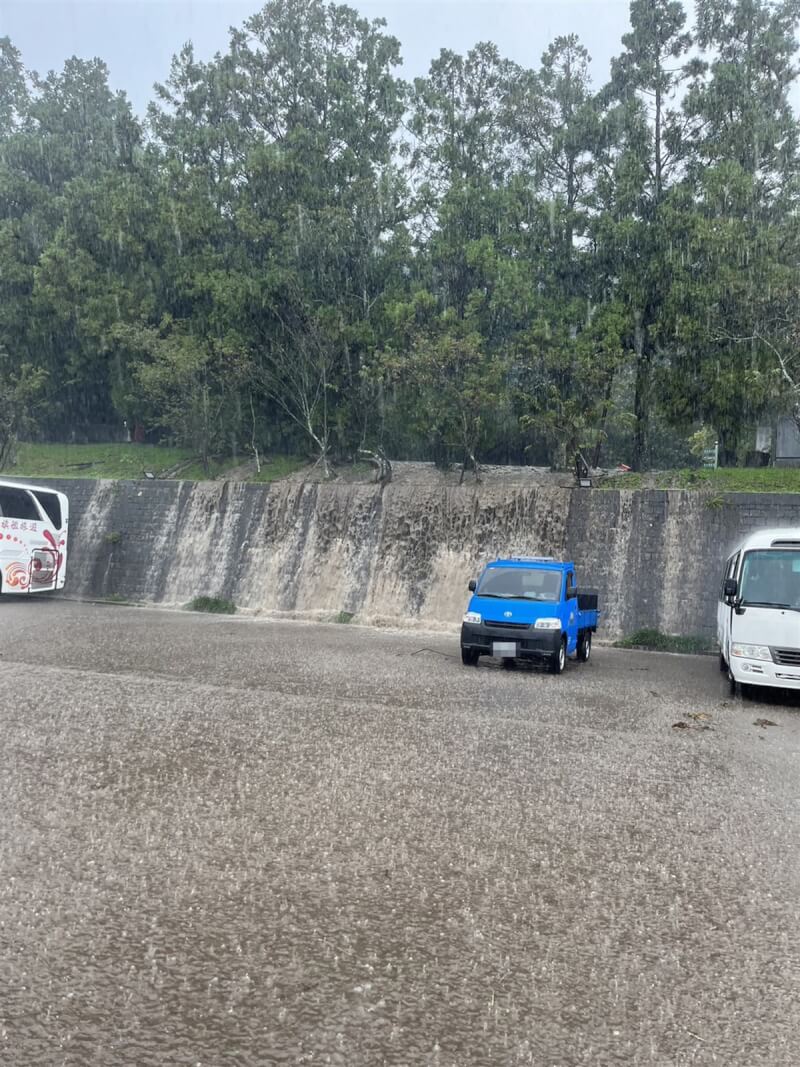 南投縣仁愛鄉4日雨勢不斷，清境農場一帶樹木傾倒、地面積水，旅遊服務中心停車場擋土牆也灌下大量泥水。（清境農場提供）中央社記者蕭博陽南投縣傳真 112年8月4日