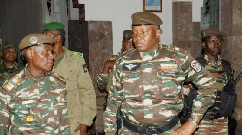 圖前右為尼日軍政府領導人、前總統衛隊負責人蒂亞尼。（路透社）