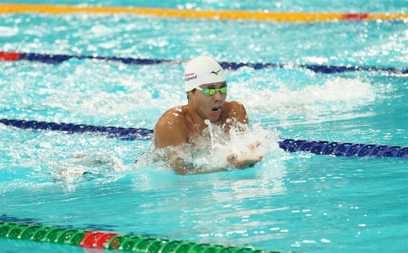 台灣游泳好手王星皓3日在成都世大運男子200公尺混合式決賽，以2分鐘整拿下銀牌，為他個人在歷屆世大運的第2面獎牌，也是對他自己近期最大的肯定。（大專體總提供）中央社記者黎建忠傳真 112年8月3日