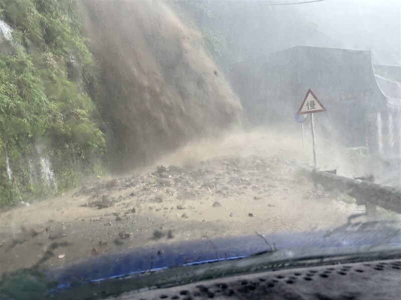 受颱風卡努影響，南投縣仁愛鄉4日雨勢不斷，鄉內多處道路出現泥流，道路邊坡沖下泥水彷彿瀑布。（民眾提供）中央社記者蕭博陽南投縣傳真 112年8月4日