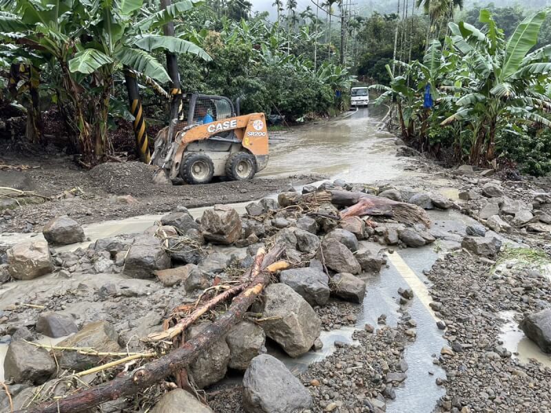 4日嘉義縣山區多處樹木倒伏、土石橫流，道路中斷，竹崎鄉公所出動機具清除土石。（嘉義縣政府提供）中央社記者蔡智明傳真 112年8月4日