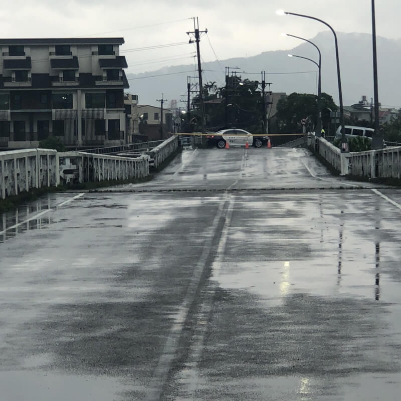 暴雨轟炸南投縣仁愛鄉，埔里鎮4日下午也強降雨，守城橋也出現下陷（圖），橋面呈波浪狀，結構受損，警方禁止人車通行。（警方提供）中央社記者蕭博陽南投縣傳真112年8月4日