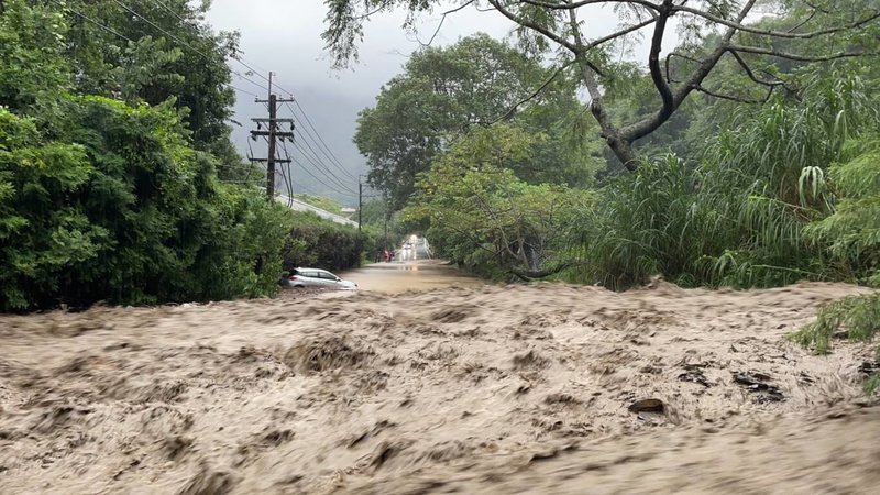 受颱風卡努影響，南投縣仁愛鄉4日雨勢不斷，鄉內多處道路出現泥流。圖為指標66公里處南豐路段。（公路總局提供）中央社記者蕭博陽南投縣傳真 112年8月4日