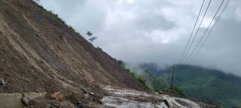 受颱風卡努影響，南投縣仁愛鄉多條鄉道、產業道路、農路出現落石泥流，其中逢雨易坍方的「投89線」力行產業道路指標16.8公里處範圍較大，車輛無法通行。（民眾提供）中央社記者蕭博陽南投縣傳真 112年8月4日