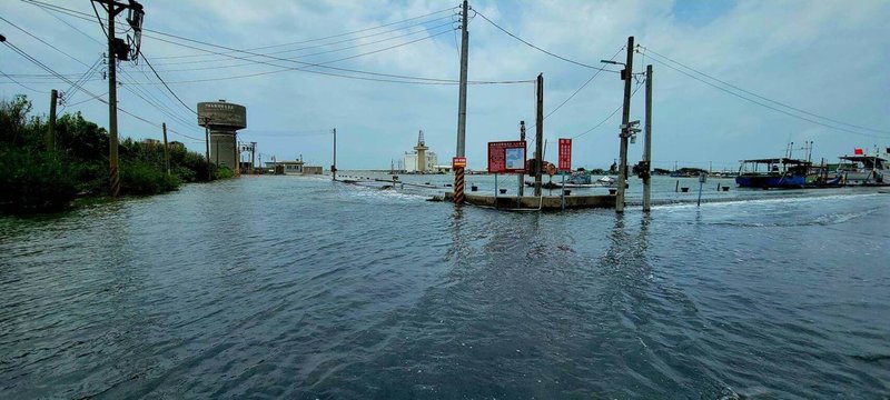 雲林縣口湖鄉、四湖鄉交界的萡子寮漁港4日中午12時許發生海水倒灌，河堤、道路汪洋一片；中央氣象局解釋，此現象為超級月亮引發年度大潮又加上西南風，才會導致海水漫淹漁港。 （李龍飛提供）中央社記者姜宜菁傳真  112年8月4日