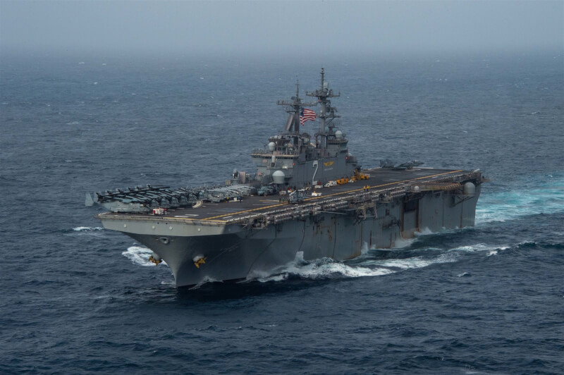 2名美國海軍士兵因涉嫌為中國政府竊取軍事訊息遭逮捕，其中一人在艾薩克斯號兩棲攻擊艦（圖）服役。（圖取自美國海軍網頁navy.mil）