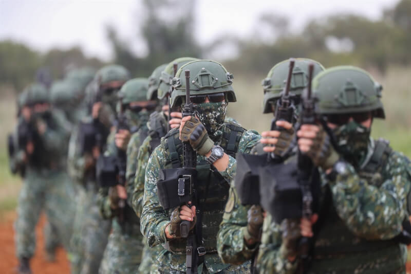 陸軍司令鍾樹明上將表示，特戰部隊以「6人小組」建立小部隊獨立作戰能力，有效發揮戰力。圖為特戰部隊正執行特種作戰訓練。（中央社檔案照片）