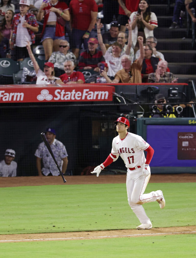 MLB洛杉磯天使4日迎戰西雅圖水手，天使球星大谷翔平（前）8局下敲出陽春砲，本季第40轟出爐。（共同社）