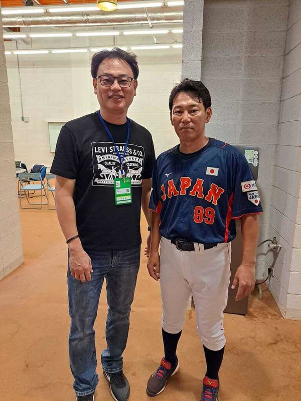U12世界盃棒球賽日本隊此次由總教練井端弘和（右）領軍來台，4日與美國隊比賽，電視球評為中日龍隊前隊友曹竣崵（左）。（曹竣崵提供）中央社記者謝靜雯傳真  112年8月4日