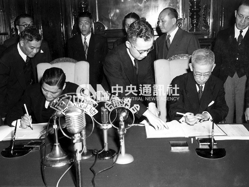 1952年4月28日，我方代表葉公超（左，坐者）與日方代表河田烈（右，坐者）在「中日和平條約」約本上簽字。（中央社檔案照片）