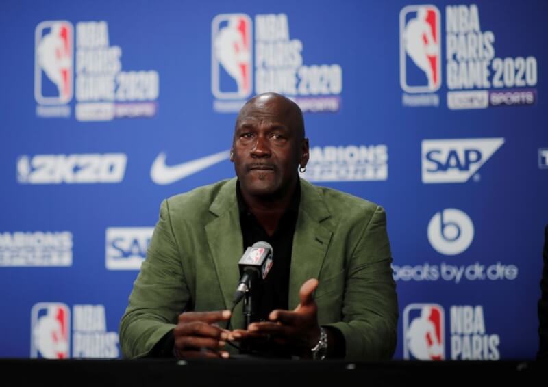 美國職籃NBA正式批准傳奇球星喬丹出售其夏洛特黃蜂股權一事，讓他3日卸下球隊大老闆的身分。（路透社）