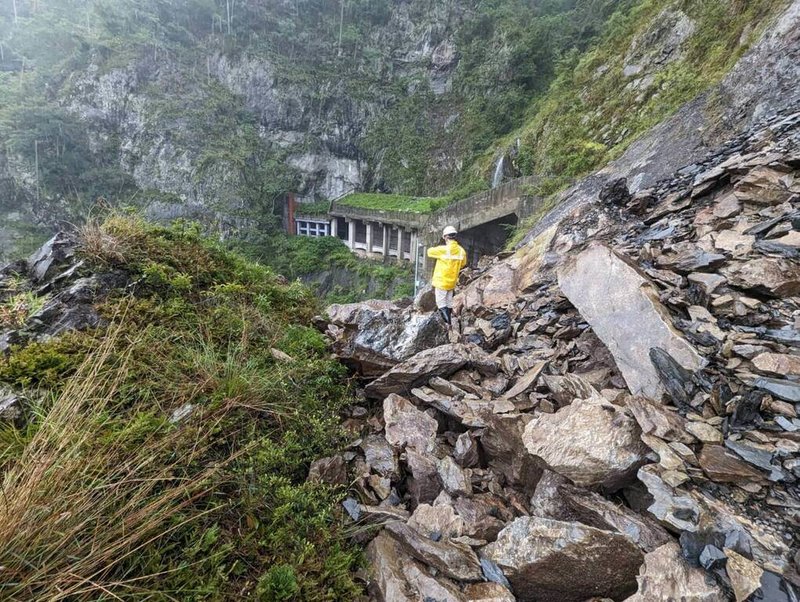 受颱風卡努環流影響降雨不歇，中橫便道3.9K處4日發生巨石坍方，谷關工務段5日持續搶修中。（谷關工務段提供）中央社記者郝雪卿傳真 112年8月5日