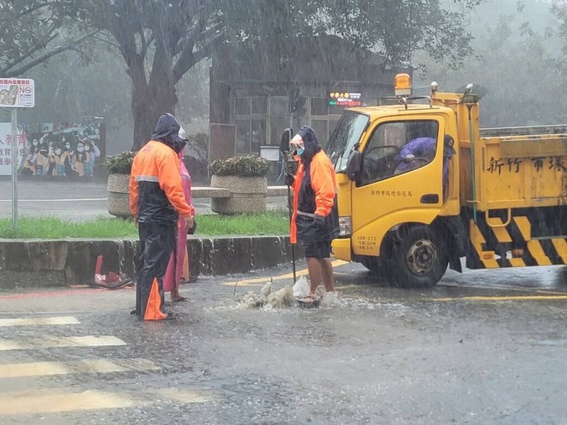 颱風卡努遠離但外圍環流及西南風帶來雨勢，新竹市5日上午短暫強降雨，因超過城市排水系統負荷，造成多處路段積淹水，上午11時30分雨勢趨緩，積水已陸續退去。圖為新竹市五福路二路積水情形。（新竹市政府提供）中央社記者魯鋼駿傳真  112年8月5日