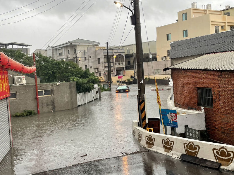 受颱風卡努外圍環流影響,台中市大甲及外埔等海線地區因持續降雨而發生淹水情形,圖為5日大甲區部分路段淹水情形,積水已至轎車輪胎。(蔡其昌服務處提供)中央社記者郝雪卿傳真 112年8月5日