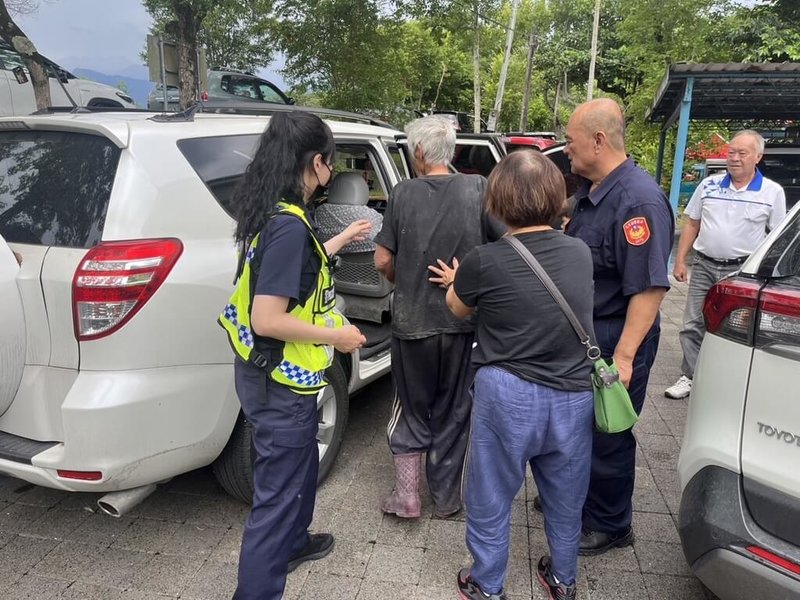花蓮壽豐鄉75歲簡姓老翁(左2)獨自外出失聯6天,機車在花46線山區道路被發現,警消連日派出上百人力搜尋,直到5日上午8時許在路邊發現老翁身影,經評估無外傷後,由家屬帶回。(鳳林警分局提供)中央社記者張祈傳真 112年8月5日