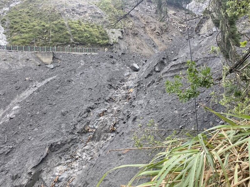 南橫公路東端台東路段指標性工程，埡口山莊至大關山隧道間的大崩壁和心型崩壁都挺過颱風杜蘇芮考驗，但另一個指標性工程、埡口山莊附近的「雪峰橋」便道則再度流失，公路總局關山工務段表示，10月底會先搶通便道。（公路總局提供）中央社記者盧太城台東傳真 112年8月5日