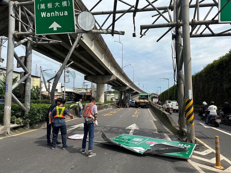 一輛聯結車5日載運堆高機行經新北市中和區環河西路時，因超高將交通標誌牌撞落，掉在新北環河快速道路匝道處，所幸未有其他車輛遭波及。（民眾提供）中央社記者黃旭昇新北市傳真  112年8月5日