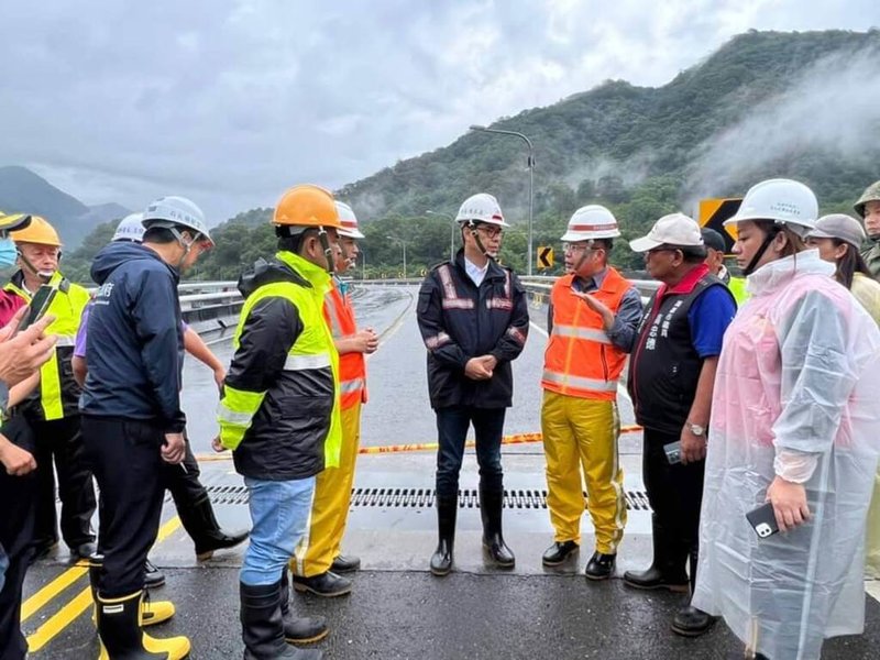 受颱風影響，高雄山區出現強降雨，南橫明霸克露橋鋼便橋被沖斷。高雄市長陳其邁（前右4）5日前往勘災，了解現場狀況。（高雄市政府提供）中央社記者洪學廣傳真  112年8月5日