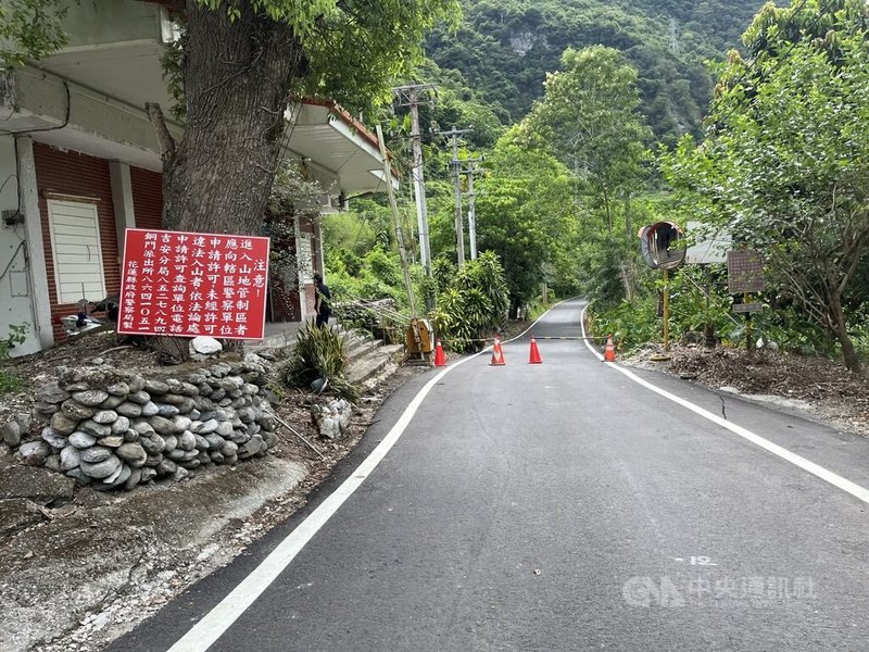 花蓮秀林鄉銅門村人氣景點慕谷慕魚聯外道路已通車,花蓮縣政府考量沿線仍有落石疑慮,暫不對外開放,僅開放工程施工人員、電廠維護工作人員及當地部落村民進出。中央社記者張祈攝 112年8月5日