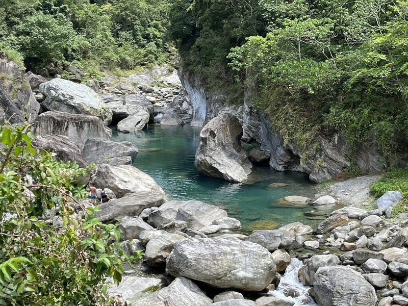 花蓮秀林鄉銅門村人氣景點慕谷慕魚聯外道路已通車，花蓮縣府考量沿線仍有落石疑慮，暫不對外開放，當地部落有共識成立「崖勇蘇漾自然人文生態景觀區」，待部落會議決議後將送審。中央社記者張祈攝  112年8月5日