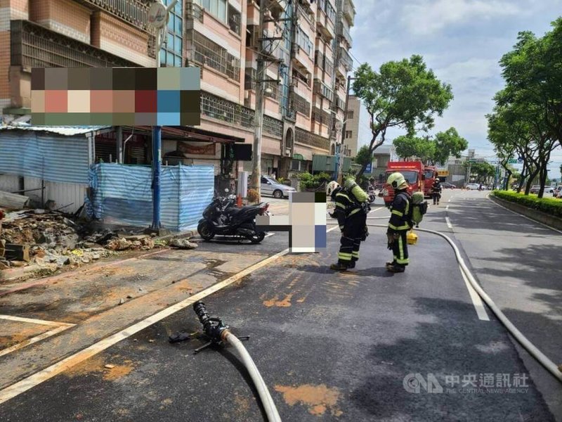 桃園市中壢區一處民宅，5日因為蓋房整地施工，不慎挖斷瓦斯管線，桃園市消防人員到場以水線戒護。（翻攝照片） 中央社記者葉臻傳真  112年8月5日