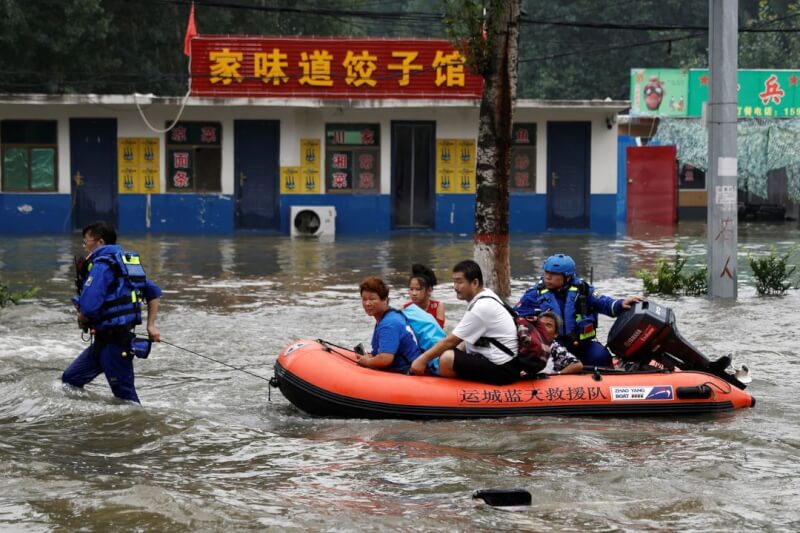 圖為3日救難人員在河北省涿州疏散因洪水受困的民眾。（路透社）