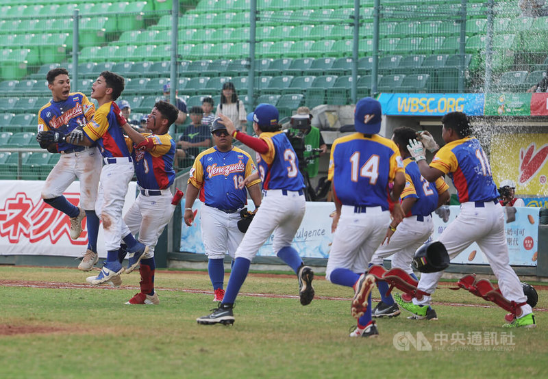 U12世界盃棒球賽複賽韓國隊5日在台南亞太國際棒球訓練中心少棒球場與委內瑞拉隊（圖）交手，兩隊鏖戰至延長賽突破僵局制第7局，委內瑞拉靠著再見安打以5比4拿勝，小將們開心衝入場中慶祝。中央社記者裴禛攝 112年8月5日