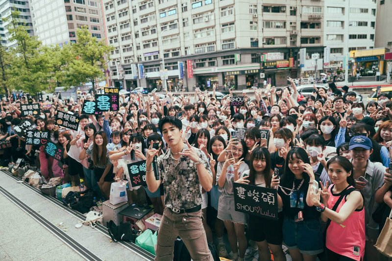 藝人婁峻碩（前中）5日在台北舉辦簽票會並現場演出新歌，跟歌迷近距離互動、合影。（KKLIVE+想不到音樂工作室提供）中央社記者王心妤傳真  112年8月5日