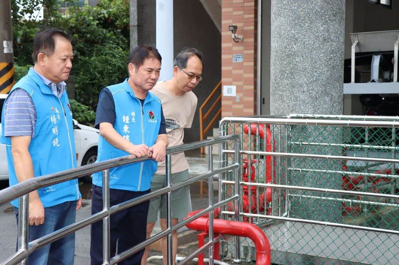 苗栗縣5日因颱風引進西南氣流帶來大雨，興建完成近10年的頭份市永貞抽水站首度4部機組全開抽水，縣長鍾東錦（左2）與水利處長楊明鐃（左）親赴抽水站視察運作情形。（苗栗縣政府提供）中央社記者管瑞平傳真 112年8月5日