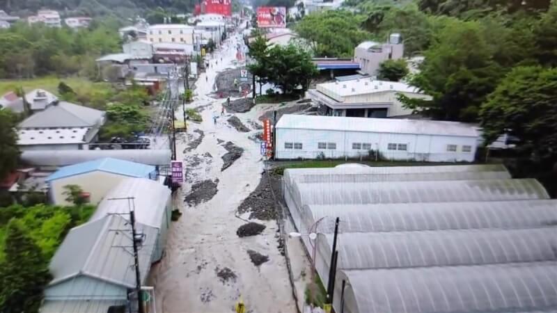 南投縣仁愛鄉大雨不斷，清境、廬山、南豐村等各處受創嚴重，台14線南豐村路段遍布土石。（民眾提供）中央社記者蕭博陽南投縣傳真 112年8月5日