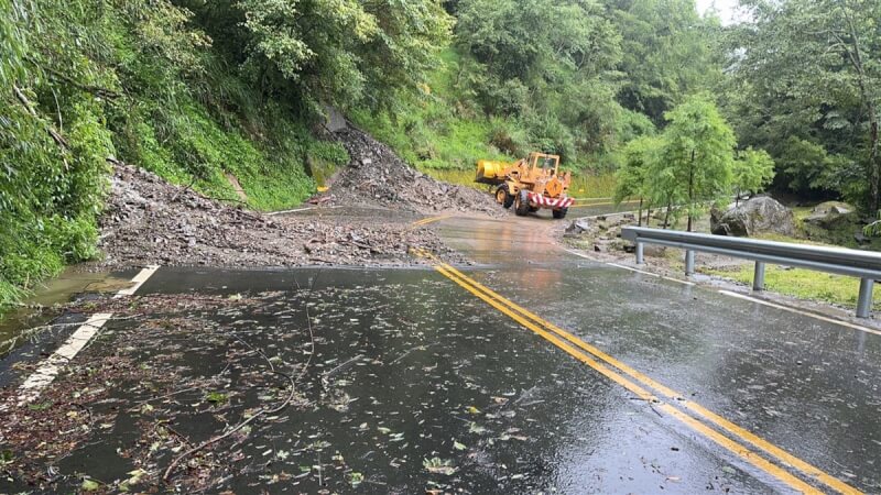 省道台18線南投縣信義鄉自忠路段5日因降雨發生邊坡落石，道路阻斷，公路總局信義工務段調派機具進場執行搶通作業。（公路總局提供）中央社記者蕭博陽南投縣傳真 112年8月5日