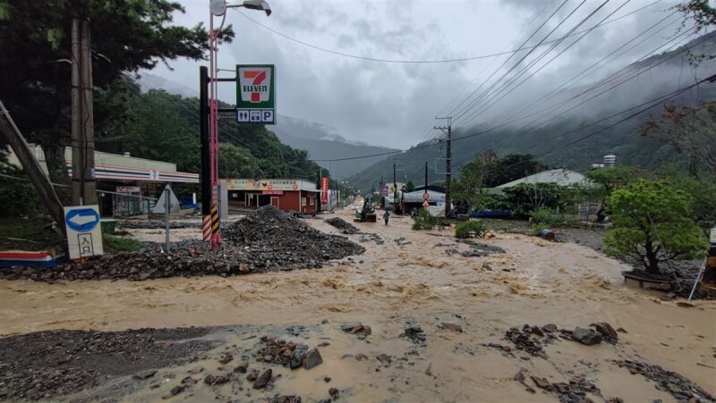 南投縣仁愛鄉5日大雨持續，台14線南豐村路段遍布土石及泥流。（民眾提供）中央社記者蕭博陽南投縣傳真 112年8月5日