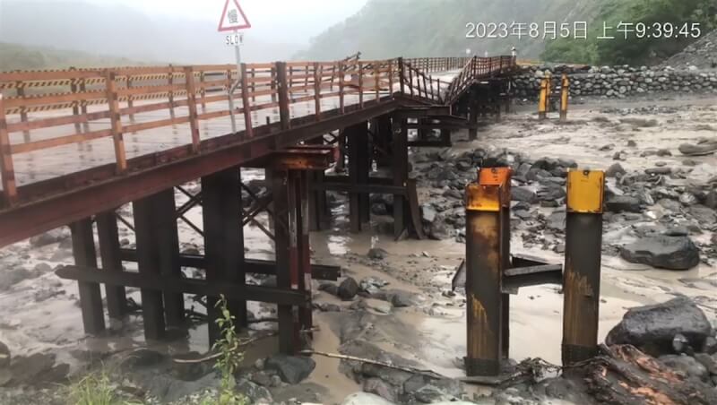 颱風卡努及西南風帶給高雄山區強降雨，桃源區玉穗溪水暴漲，南橫明霸克露橋鋼便橋被沖斷。公路總局甲仙工務段5日指出，需待雨歇水位退，預計搶通需要1週。（甲仙工務段提供）中央社記者洪學廣傳真 112年8月5日