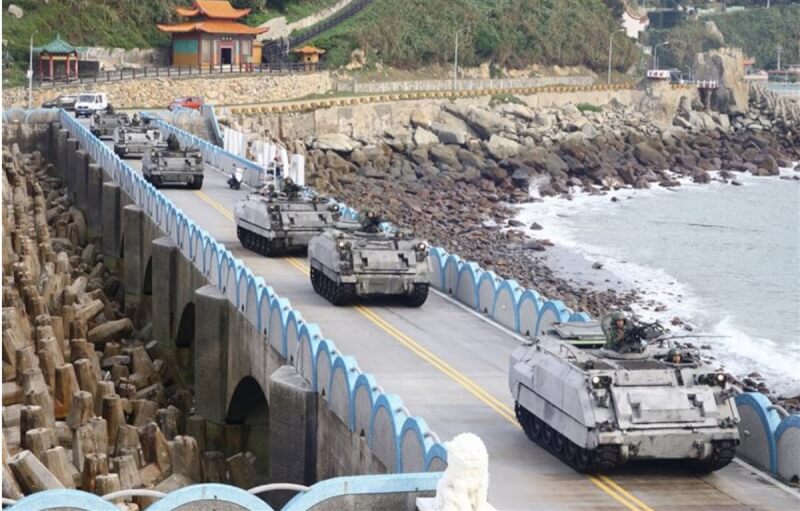 陸軍東引地區指揮部實施操演，漆成灰白色的CM-21人員運輸車是操演亮點之一。（青年日報提供）中央社記者吳昇鴻傳真 112年8月5日