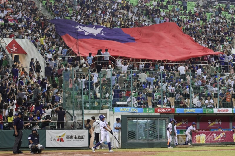 2023年第7屆U12世界盃棒球賽複賽持續展開，台灣隊5日晚間與美國隊交手，觀眾席群眾合力拉開巨幅中華民國國旗，全力為台灣小將加油。中央社記者裴禛攝　112年8月5日