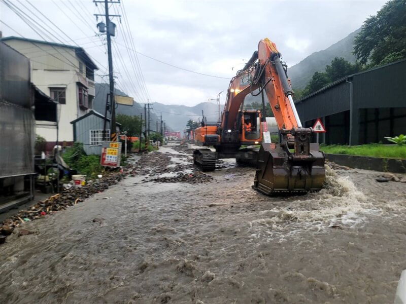 南投縣仁愛鄉4日雨勢驚人，5日上午雨勢再起，省道台14線多處坍方泥流，公路總局持續派出人力及機具清除。（公路總局提供）中央社記者蕭博陽南投縣傳真 112年8月5日