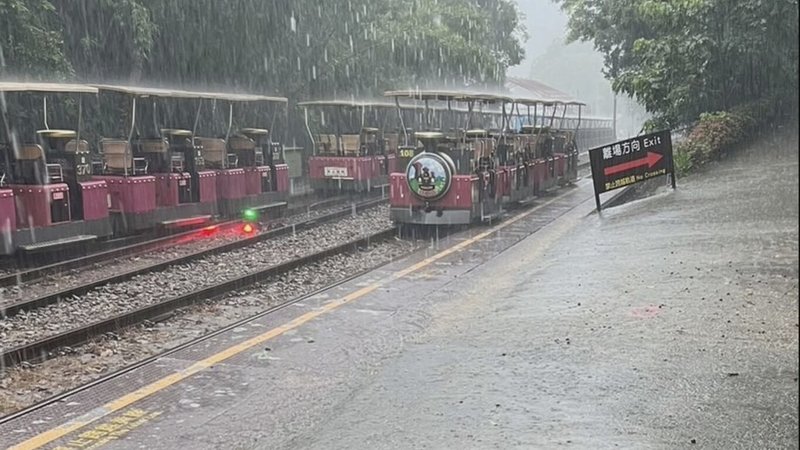 苗栗縣5日凌晨開始降下大雨，水利署對三義地區發出淹水一級警戒，舊山線鐵道自行車公告停駛一天。（民眾提供）中央社記者管瑞平傳真  112年8月5日