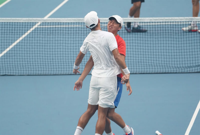 網球男雙組合許育修（左）與黃琮豪（右）5日拿下台灣在成都世大運第6面金牌，兩人開心慶祝。（大專體總提供）