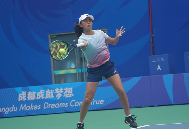 台灣女雙組合梁恩碩與吳芳嫺（圖）5日在成都世大運網球決賽面對中國組合，克服首盤0比5落後逆轉摘金。（大專體總提供）