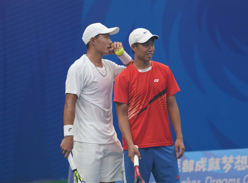 台灣男雙組合許育修（左）與黃琮豪（右）5日成都世界大學運動會網球男雙決賽，以2個6比3擊敗捷克組合杰馬爾與斯克連卡，為台灣搶下本屆第6金。（大專體總提供）