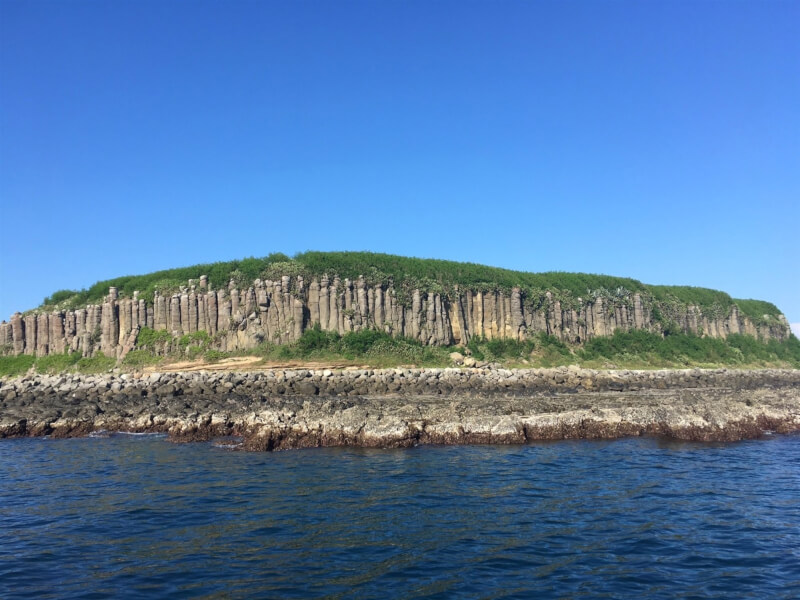 圖為澎湖虎井嶼的柱狀玄武岩。（澎湖縣政府提供）